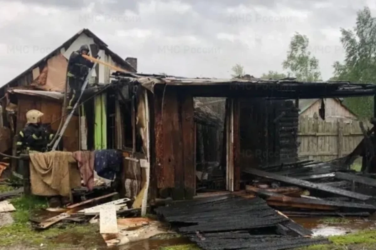 Вечером 10 мая в Бежицком районе Брянска сгорел частный жилой дом