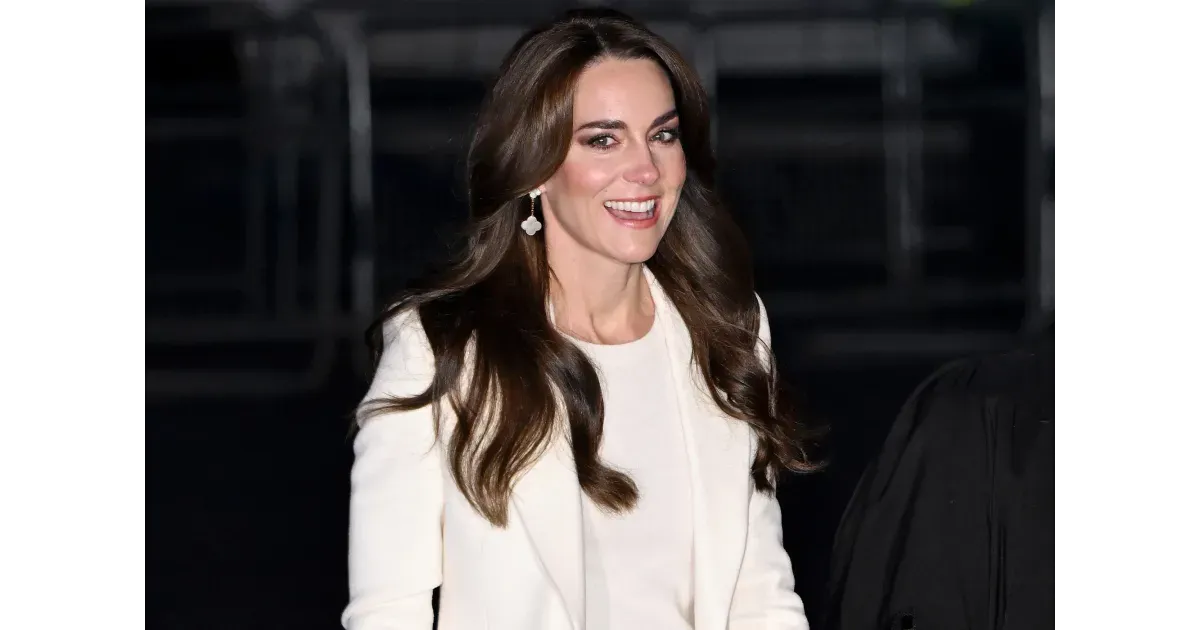 В сети появилось видео улыбающейся Кейт Миддлтон, которая ходит по магазинам с принцем Уильямом