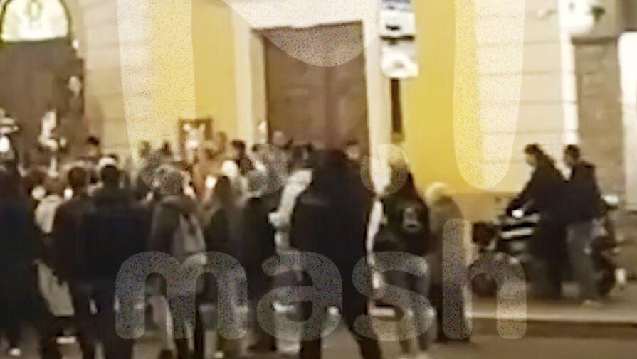 Доставщик на мопеде едва не влетел в толпу прихожан собора в Петербурге