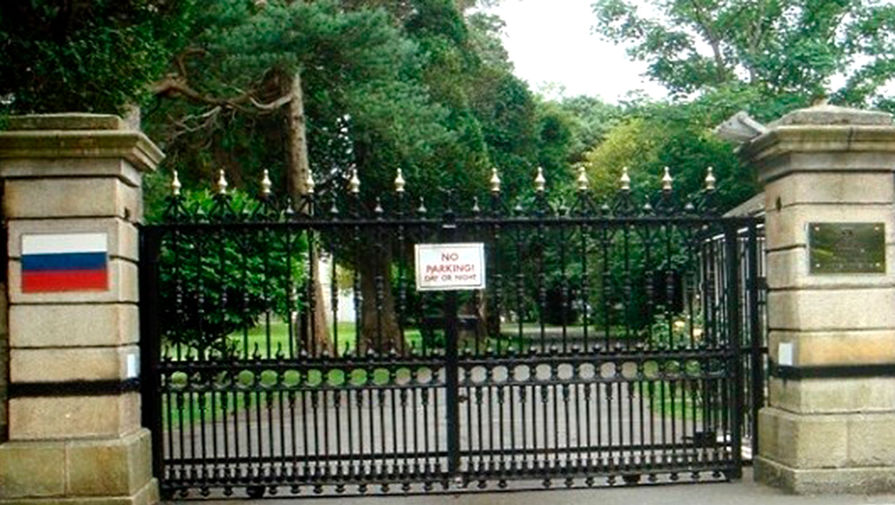 Ирландские присяжные оправдали водителя, протаранившего ворота посольства России
