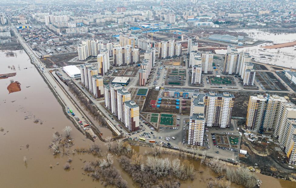 Вода подошла к многоквартирным домам Оренбурга