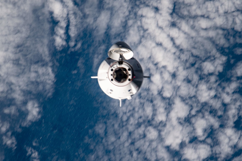 Crew Dragon освободил стыковочный узел на МКС для пилотируемого корабля Starliner