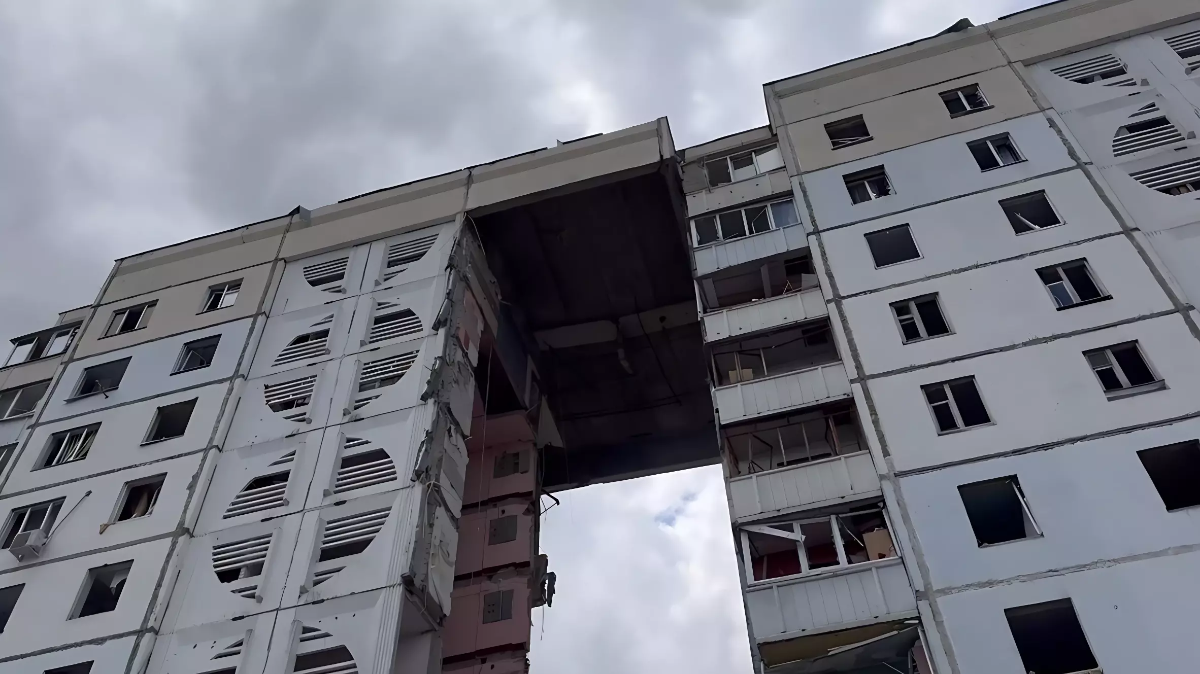Ракетный удар по Белгороду привёл к обрушению 10 этажей дома