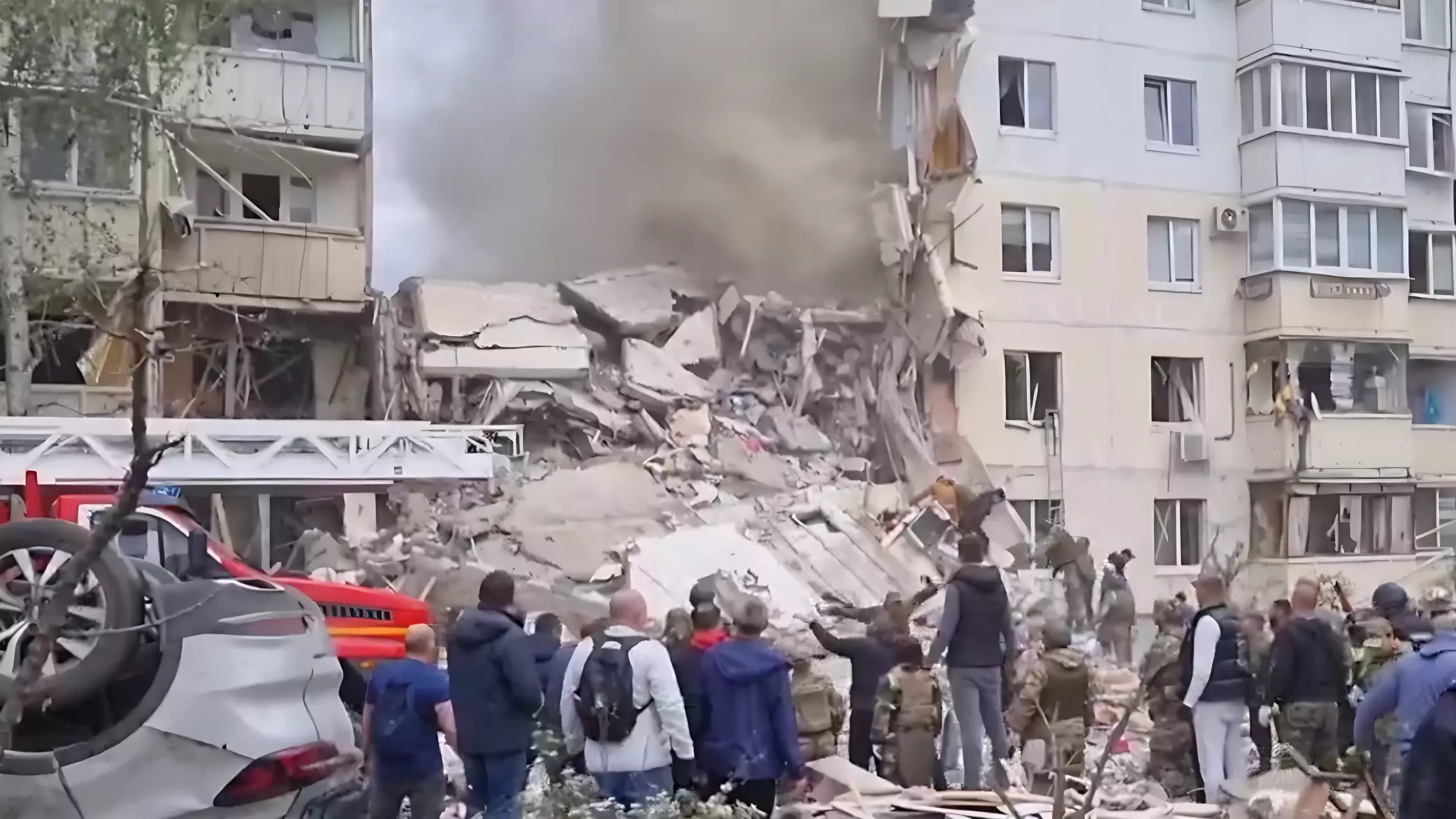 У повреждённого ракетой дома в Белгороде рухнула крыша