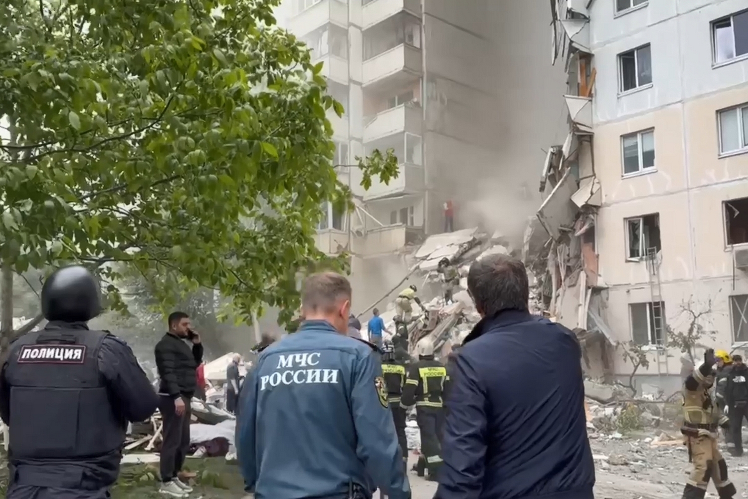 В Белгороде после ракетной атаки обрушился целый подъезд многоквартирного дома